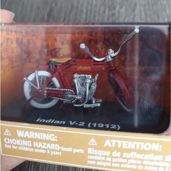 Indian V-2 1912 Indian Motorcycle 1:32 Scale  Collectible New in Box - Picture 5 of 5